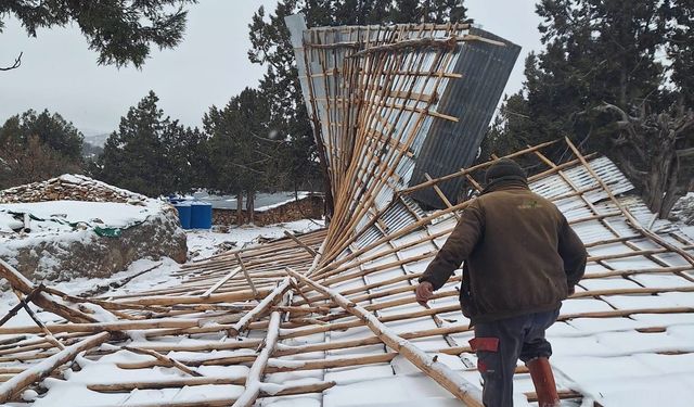 Şiddetli fırtına ahırın çatısını uçurdu