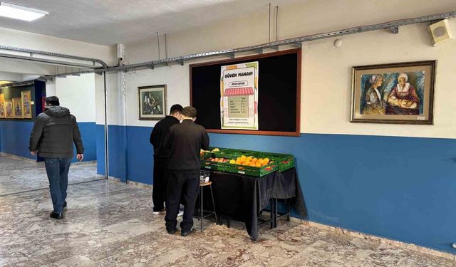 Bu okulda manav var, görevli yok