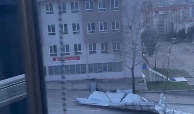 Cami'nin çatısı uçtu, yol kapandı