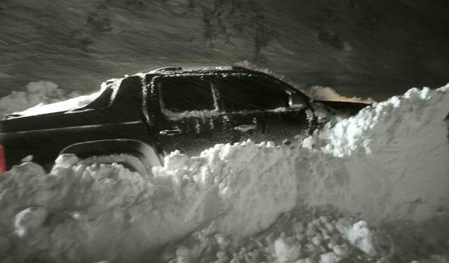 Çığ altında kalan araca 2 saatlik operasyon