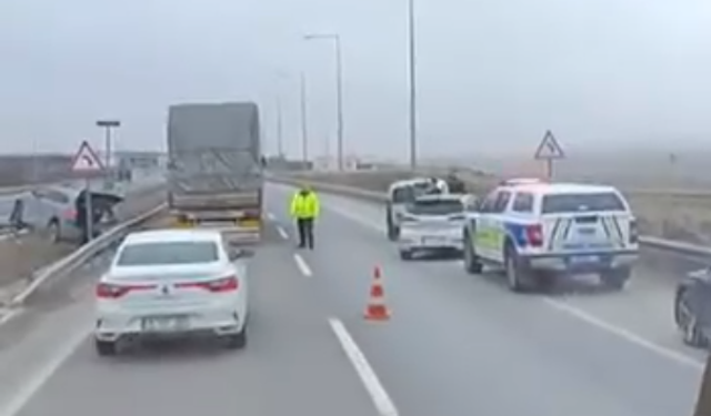 Niğde-Kayseri yolunda otomobil orta refüje çıktı