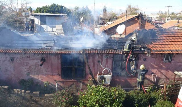 Evlerinin yanışını gözyaşları içinde izledi