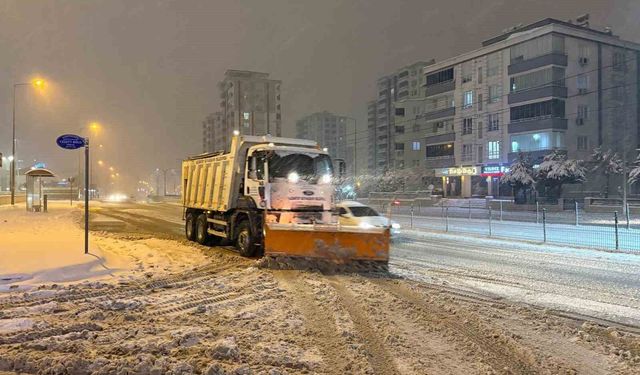 Karla mücadele çalışmaları gece boyunca sürdü