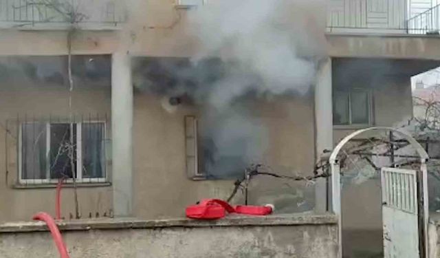 İtfaiyeci gaz sızdıran tüpü eliyle taşıyarak facianın önüne geçti