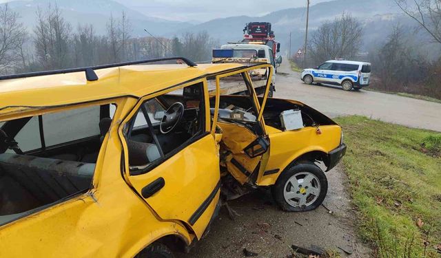 Otomobil demir bariyere çarptı: 1 yaralı