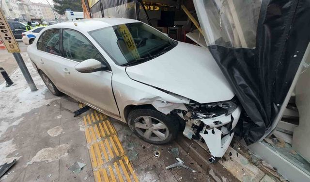 3 kişinin yaralandığı kazada otomobil iş yerine daldı