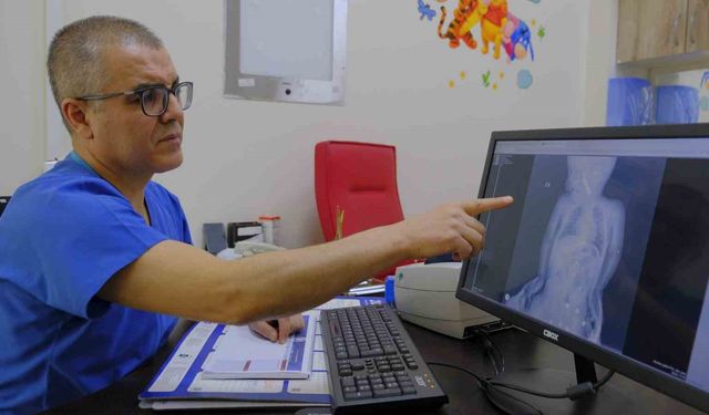 Boğazına kumanda pili kaçan bebek ölümden döndü