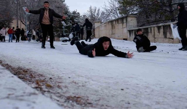 Çocuklar karın keyfini kayarak çıkardı