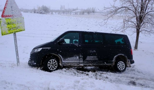 Karlı yolda kontrolden çıkan minibüs şarampole indi