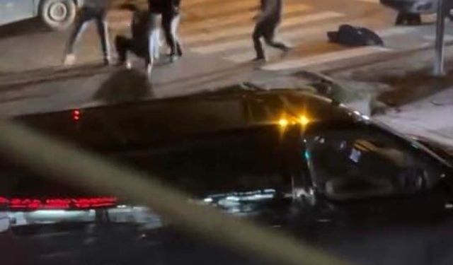 Kavga esnasında yola savrulan çocuk yürekleri ağza getirdi