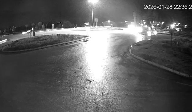 2 aracın çarpışma anı kameraya yansıdı