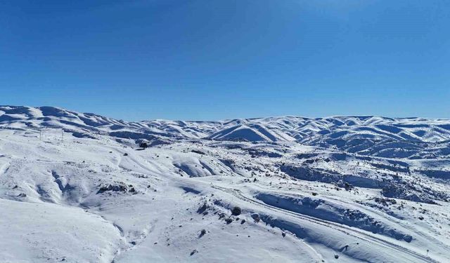 Çatısında kar yağışı yüzleri güldürdü