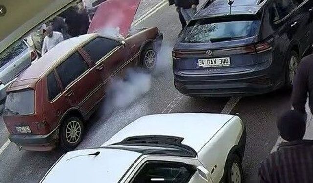 Korkutan araç yangınına esnaftan hızlı müdahale