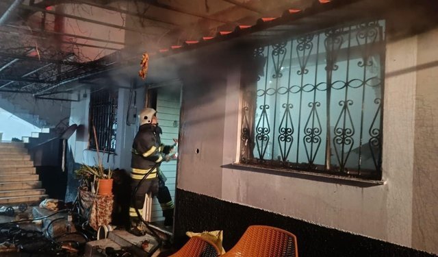 Müstakil evde çıkan yangın ekipler tarafından söndürüldü