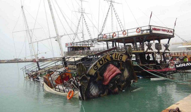 Şiddetli yağış ve fırtına gezi teknesini batırdı