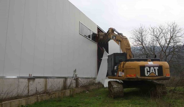 İki kaçak iş yeri yıkıldı