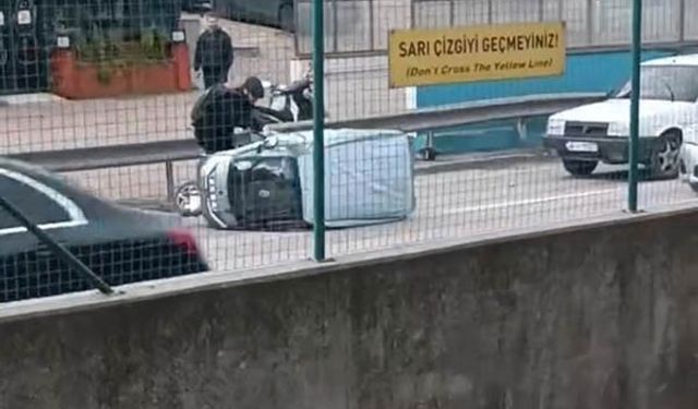 Rüzgarın etkisiyle devrilen otomobile çevredeki vatandaşlar koştu