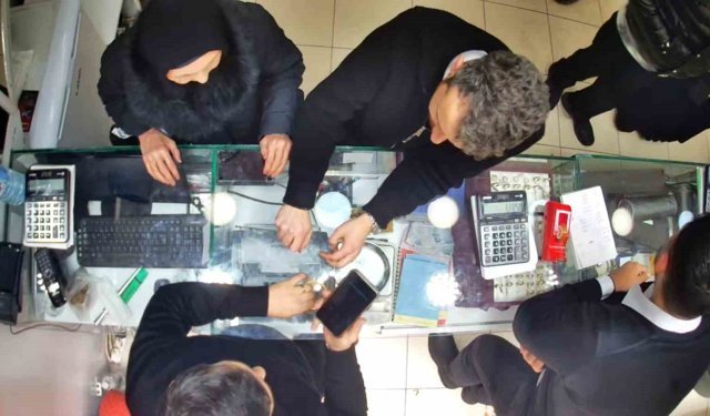 Sahte polislerin dolandırıcılık girişimini gerçek polisler bozdu