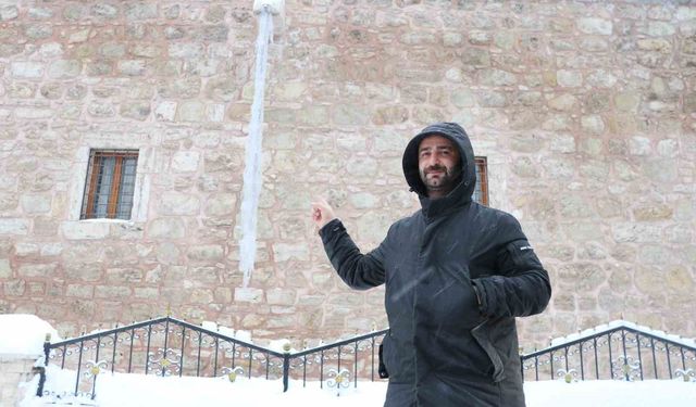 Şehir buz kesti, 3 metrelik buz sarkıtları oluştu