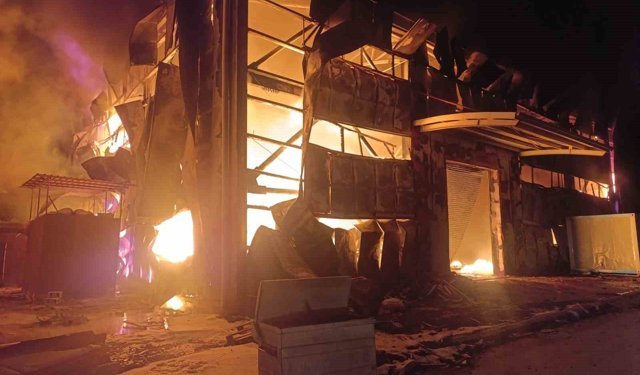 Sünger deposu alevlere teslim oldu