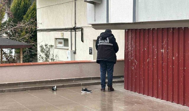 Çatıdan düşen adam hayatını kaybetti