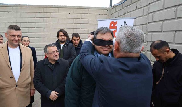 Vali yardımcısı gözleri bağlı araç kullandı