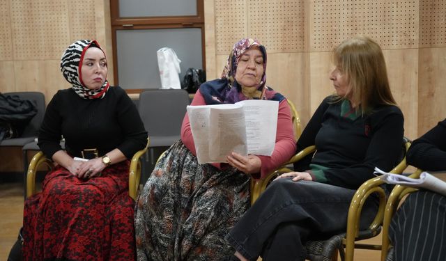 Çocukları sosyalleşsin diye geldi, sahnenin yıldızı oldu