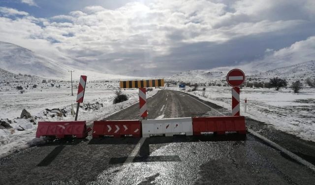 Niğde’de kar ve tipi nedeniyle bazı yollar trafiğe kapatıldı