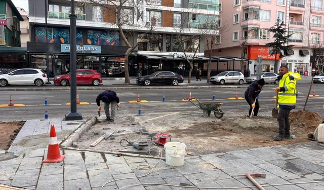 Niğde Belediyesi kaldırım düzenleme çalışmalarını sürdürüyor