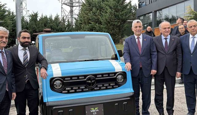Yerli üretim elektrikli araca, Bakan Bolat hayran kaldı