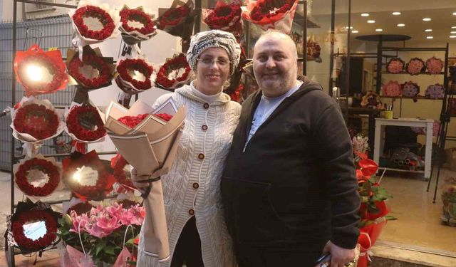 '11 kez istedim, 11'incide aldım' dedi, 26 yıllık aşkını gül ile taçlandırdı
