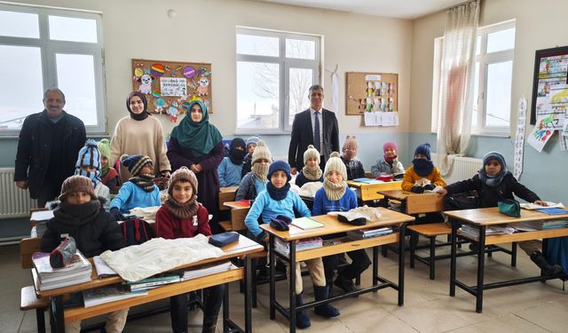 Niğdeli kadınlar Ahlatlı köy çocuklarının içini ısıttı