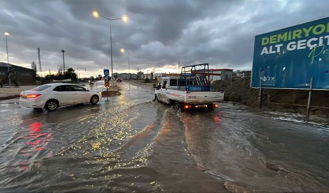 Niğde’de sağanak ve fırtına etkili oldu