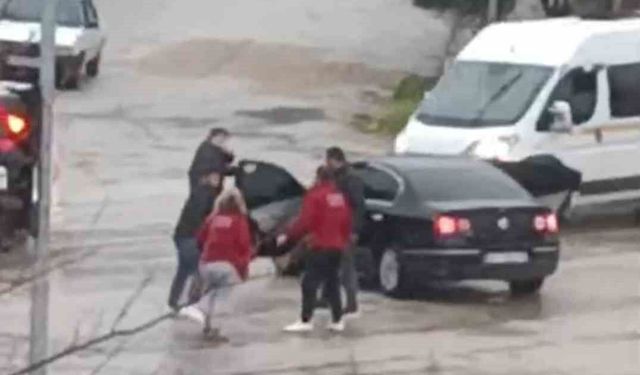 Bir kadının karıştığı sopalı kavga görüntülendi