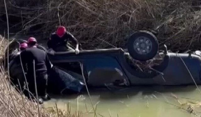 Dereye devrilen kamyonetin sürücüsü hayatını kaybetti