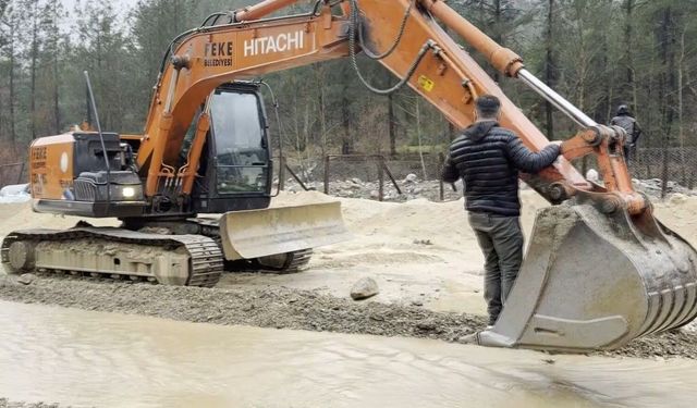 Adana'da sel ve heyelanlar ulaşımda aksamalara neden oldu