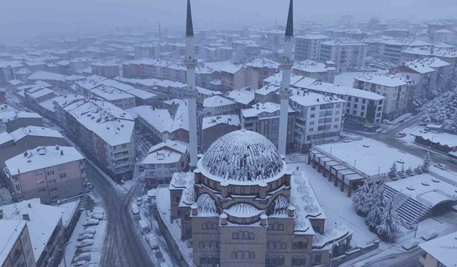 Akdağmadeni Belediyesi ekipleri karla mücadele için sahada