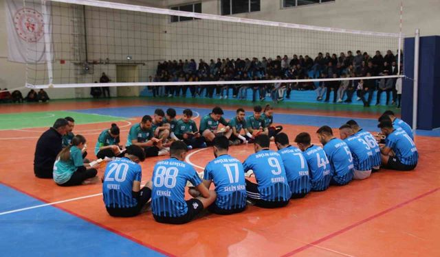 Aksaray'da file önünde maç başlamadan kitaplar açıldı