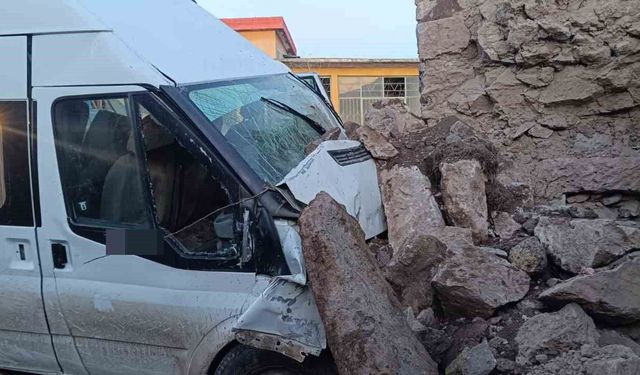 İşçi servisi bahçe duvarına çarptı: 2'si ağır 14 yaralı