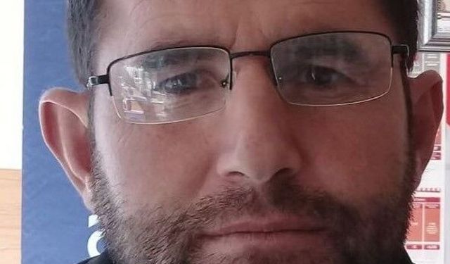 Uçan çatının altında kalan adam ağır yaralandı