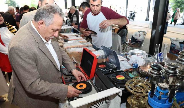 Bu pazar antikacılar buluşuyor