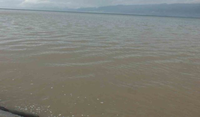 Sağanak yolları göle çevirirken denizi bulandırdı