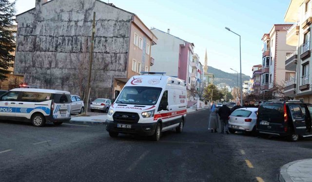 Buzlu camla trafiğe çıktı, kazaya neden oldu: 2 yaralı