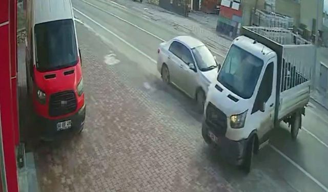 Dönüş yapmak isteyen kamyonete otomobil çarptı: 1 yaralı