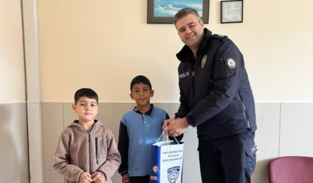 Çamardı'da öğrenciler buldukları telefonu emniyete teslim etti