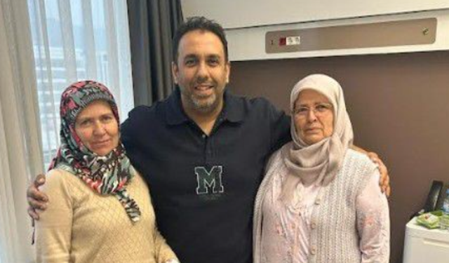 İki kız kardeş kanseri aynı gün yendi