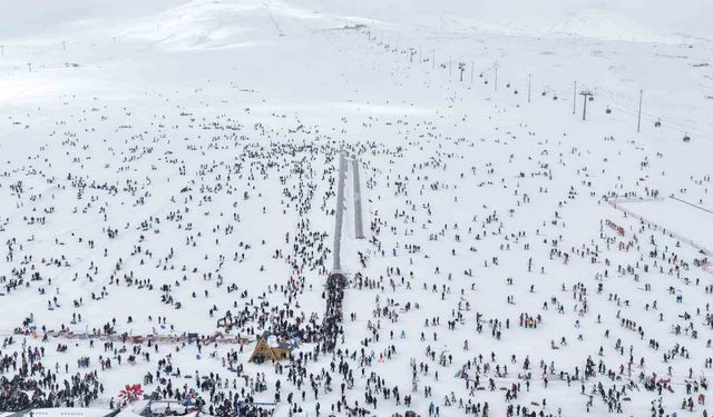 Hafta sonu pistler kayakçılarla doldu