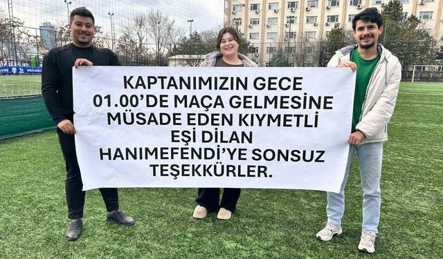 Eşine halı saha izni veren kadına pankartlı teşekkür