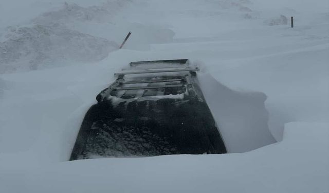 Kar kalınlığı 2 metreyi buldu, araçlar kara gömüldü