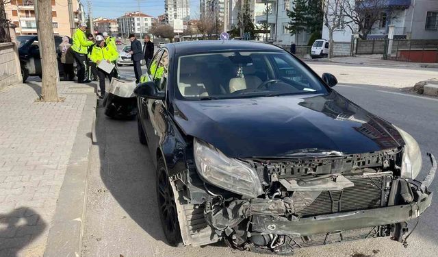 Ciple otomobil çarpıştı: 1 yaralı